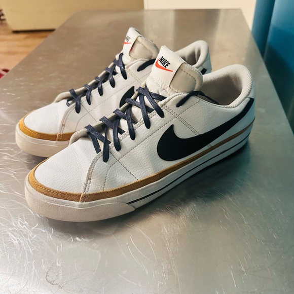 Used - Picture 3 of 4